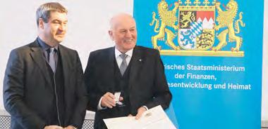 4 NACHRICHTEN Für besondere Verdienste um das bayerische Finanzwesen händigte Finanzminister Dr. Markus Söder die Finanzmedaille an Manfred Nüssel aus.