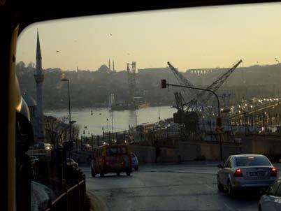 Schnittstelle Istanbul Istanbul, eine Metropole der Widersprüche, der Gegensätze, Schmelztiegel der Kulturen, die Stadt am Bosporus, die Brücke zwischen Asien und Europa, ein Ort einer bewegten und