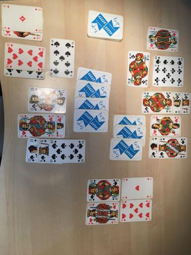 7. Beispielspielfeld Reserve Strike -> Spieler 1 Handkarten Markt Ablagestapel Handkarten (Vier weil Pikvorteil) Strike -> Reserve (Karokarten und welche die nicht angelegt werden können) Spieler 2 8.