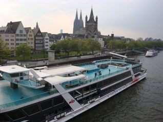 Vodná doprava Prírodnou dominantou mesta je rieka Rýn Za absolútnu nevyhnutnosť pri návšteve Kolína sa považuje výlet loďou po Rýne.