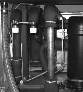 Austritt (Vorlauf) Kondensatwasserschlauch LA 0. / LA. / LA 0H : Kondensatwasserschlauch im Gerät so verlegen, dass kein Kontakt mit Kältemittelrohren entstehen kann.