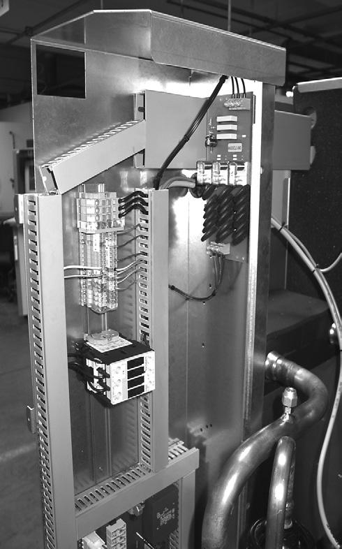 ACHTUNG Leistungsversorgung der Wärmepumpe unbedingt mit einem poligen Sicherungsautomaten mit mindestens mm Kontaktabstand ausstatten. Höhe des Auslösestroms beachten.