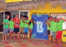 Auf der Insel Malapascua / Philippinen war Jens-Uwe Völkel. Auf dem Foto ist er mit Mitarbeitern der Tauchbasis Dive Society abgebildet. 7.