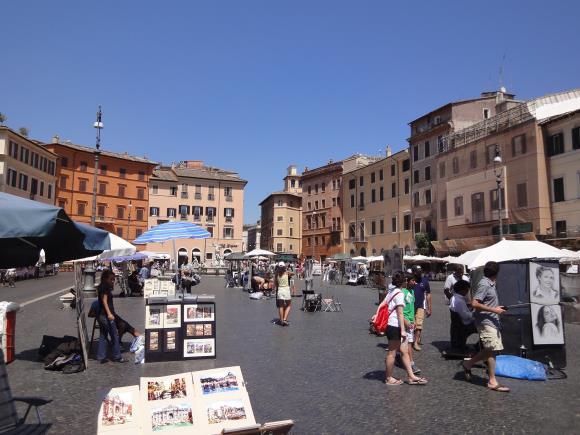 Sie flanieren über die Piazza Navona, ein Meisterwerk der barocken Epoche mit ihren drei Brunnenanlagen, schlendern über die Piazza Minerva mit der Elefantenstatue von Bernini, werfen einen Blick in