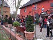 zaubern mit ihren Köstlichkeiten stimmungsvolles Flair in Dreßen s Weihnachtsdorf.
