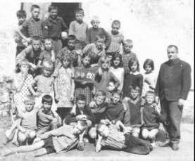 Školstvo poslije 1945. godine Nove vlasti u Titovoj Jugoslaviji nisu gubili mnogo vremena što se tiče školstva. Prva školska godina je odmah počela u septembru 1945. u istoj zgradi.