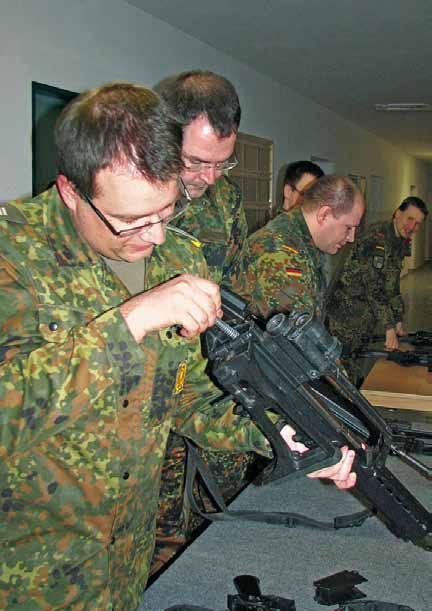 Handwaffenausbildung 2013 Handwaffenausbildung 2013 Zur Beteiligung an der militärischen Schießausbildung ist es erforderlich, eine vorbereitende Ausbildung im Umgang mit der jeweiligen Waffe