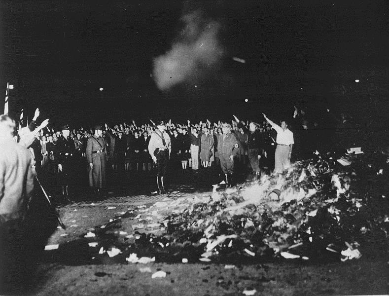 SCHOOL-SCOUT Ideologie und Gesellschaft im Dritten Reich Seite 10 von 40 Station 1: Die Bücherverbrennung im Mai 1933 Nur wenige Monate nach der Machtergreifung der Nationalsozialisten fanden überall