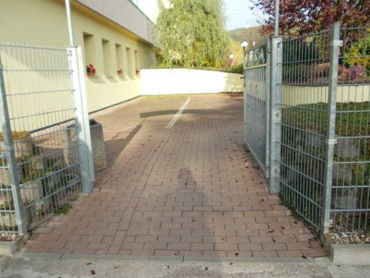 Behindertenparkplatz Parkmöglichkeiten Zur Einrichtung gehörende PKW-Stellplätze vorhanden.