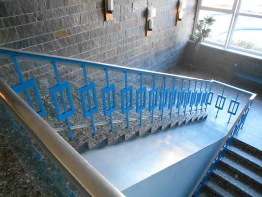 Alternative zur Treppe: Aufzug Anzahl der Treppenstufen: 29 Höhe der Stufe / der Schwelle: 17 cm Die Treppen haben gerade Läufe.