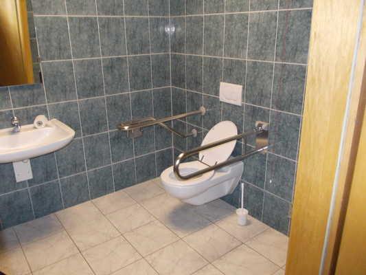 Behinderten-WC 1.Etage WC-Raum WC mit beidseitigen Haltegriffen unterfahrbares Waschbecken Zugang Die Toilette befindet sich: in der 1.