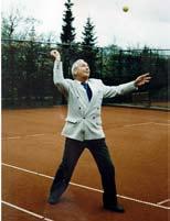 Hinterfragt Erich Herrmann hat wesentlich das vereinsmitgliederüberzeugende Außenbild des OTeV im Tennispark geschaffen.