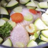 3 27 Gekocht und püriert: Eintöpfe und Suppen 28 Herzhafte Mohrrüben-Fleischwurst-Suppe 30 Gesunde Hühnerfleisch-Brühe 32 Leckere