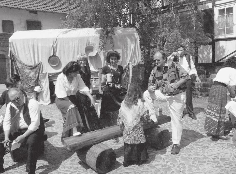 69 Damen-Gymnastik-Abteilung Zigeunerlager am historischen Teil des Marktes; 300 Jahre Himmelfahrtmarkt in Frielendorf In 1997 wurde die Männer-Fitness-Gymnastik- Abteilung ins Leben gerufen.