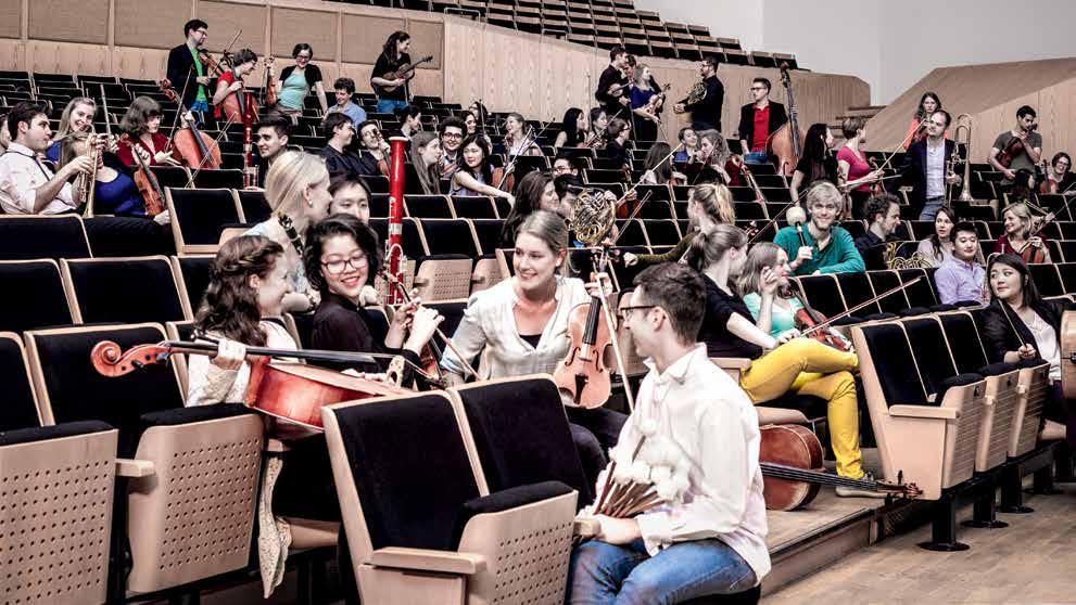 DIE KÜNSTLER JUNGE DEUTSCHE PHILHARMONIE Gerade dem Bundesjugendorchester entwachsen, gründete 1974 eine Gruppe innovativer Musiker ein Nachfolgeorchester: die Junge Deutsche Philharmonie.