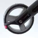 Bremseinstellung Die Bremse ist richtig eingestellt, wenn ohne Betätigung der Bremse der Bremsbolzen das Laufrad nicht berührt und die Feststellbremes noch komfortabel zu betätigen ist.