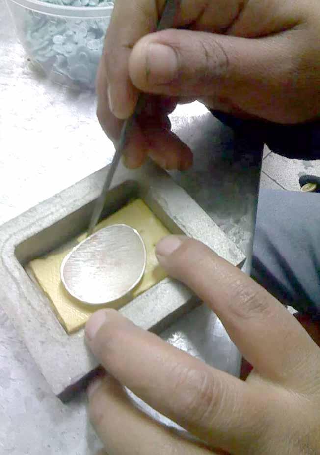 produziert von: Gredio & Jorge Schmuckatelier, Lima, Peru Gredio, unser Silber- und Goldschmied, betreibt ein kleines Schmuckatelier. Er lernte die Schmiedekunst bei seinem Bruder in Cusco.