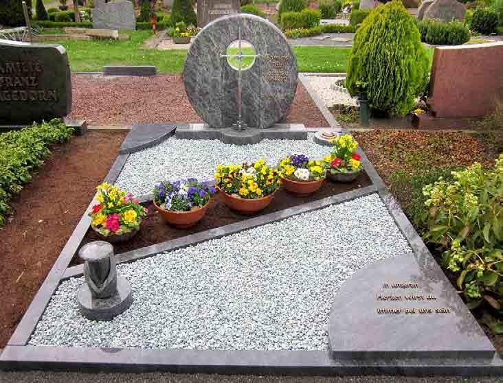 Tipp zur Grabgestaltung Kies und Edelsplitte für eine pflegeleichte Grabgestaltung Wir