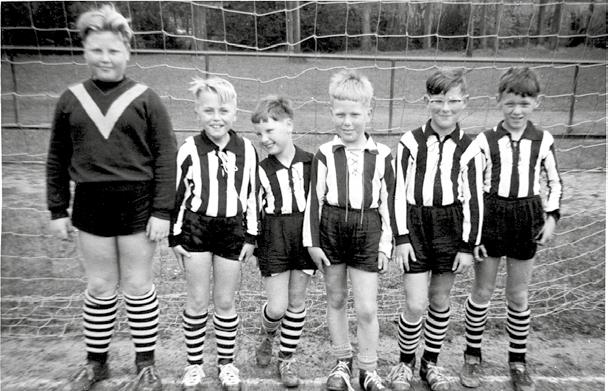 Langkamp, Sabrina Steenweg, Kerstin Klümper Unten von links: Kristin Sundag, Inga Sundag Fußball E-Jugend um 1960