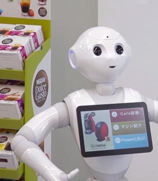 Smarte Service Economy Digitales Service-Erlebnis Nestle s Pepper ist ein 120cm großer Roboter, der entwickelt wurde, um über Dialoge Bedürfnisse von Verbrauchern zu erkennen.