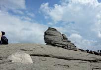 einer alten Hochkultur, Hinweise auf seltsame Skelettfunde, eine Steinsphinx auf einem Berggipfel.