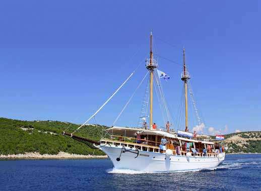 Lošinj, mit Rab auf der gleichnamigen Insel, probe, mit dem Schiff nach Rijeka, lang und Besuch des veneziani- dem Schiff nach Zadar, Stadtfüh- Führung durch die Altstadt von Wanderung zum
