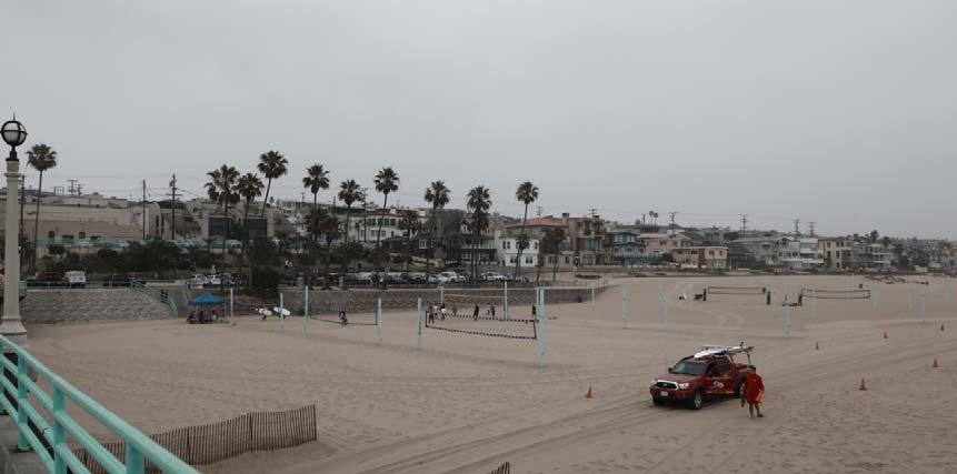 1.0 Aufgabe / Vorgabe Blick vom Strand auf den Bauplatz leider bei regnerischem Wetter Wir nutzen für unser Projekt einen Parkplatz direkt am Manhattan Beach in Los Angeles.