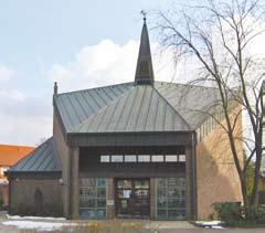 Dezember 1981, wurde durch Bischof Heinrich Maria Janssen diese vom Architekten Jo Filke entworfene Kirche gesegnet und der Altar geweiht. Es gab im Raum Bremerhaven zu Ende des 20.