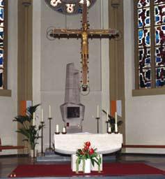 brunnen (2), den Altar (4), die Tabernakelstele (5), die Sedilien und die Kredenz gel, die zum Strahlenbündel als Auferstehungssymbol werden.