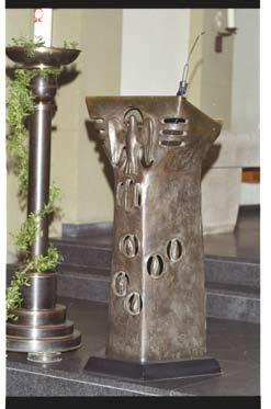Walter Mellmann verlieh dem Korpus einen bronzenen Überzug und schuf eine gelungene Einheit von Kreuz und Korpus. Die Türen für den Tabernakel und den Ambo schuf er aus Bronze.