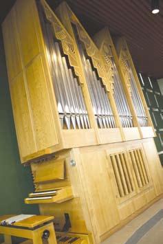 Wenden wir uns dem Ausgang zu, geht unser Blick auf die Nikolauskapelle in der ehemaligen Taufkapelle, darüber erhebt sich die Lobback-Orgel von 1986.
