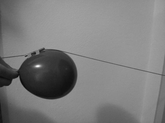 Forscherauftrag 8: Raketenballon 1 Luftballon 1 Schnur 1 Strohhalm 2 Tixostreifen 1. Suche dir einen Platz, bei dem niemand durchlaufen möchte und du eine lange Schnur anbinden kannst. 2. Fädle den Strohhalm auf die Schnur auf und binde sie am Anfang und am Ende fest.
