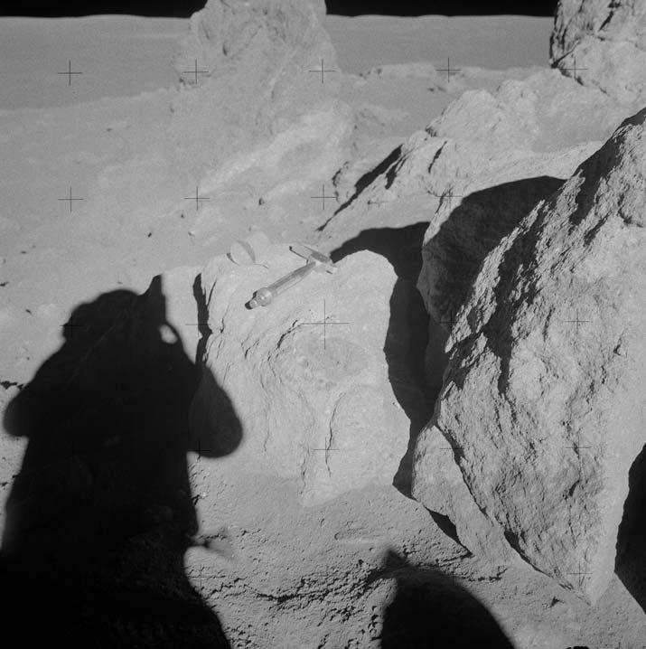 Ausschnittsvergrößerung: Der Becher neben dem Hammer. Was liegt denn da auf dem Felsen neben dem Hammer? Ein Plastik-Becher! Wie kommt so etwas wohl auf den Mond?