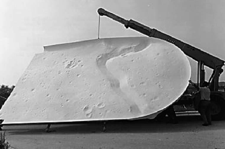 Links: Das Modell für die Hadley-Rille auf dem Mond (NASA-Langley Research Center), an der die Landung von Apollo 15 stattfi nden sollte. Rechts: Und so sahen es dann die Fernsehzuschauer.