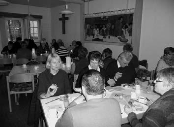 Am reichlich gedeckten Osterfrühstücksbuffet Nach dem Osternachtsgottesdienst in der Isthaer Kirche ließ man es