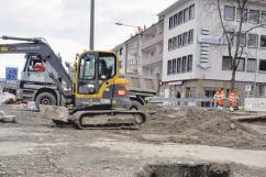 An der Unterführung Sülmertor arbeitet ein Trupp von SBA an der Bewehrung für die Rampe zu Salzstraße, während die Arbeiter der Firma Harsch unter der Leitung von Gerd Sander die