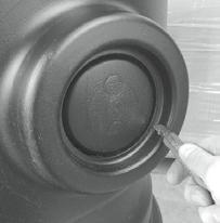 Domschacht Die Rundschnurdichtung mit Gleitmittel behandeln und umlaufend unterhalb des Domschachtgewindes am Behälter einsetzen (Bild ).