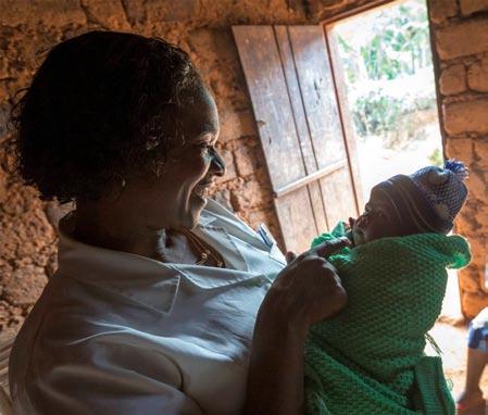 Ins Leben helfen Frauen Kamerun Die Schulung von Hebammen verbessert die medizinische Versorgung von Schwangeren und Müttern. Ihre Spende hilft!