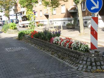 Wir gehen auch ungewöhnliche Wege So lautet der Titel des diesjährigen Bewerberbuches der Hauptschule Nürnberger Straße in Köln-Höhenberg.