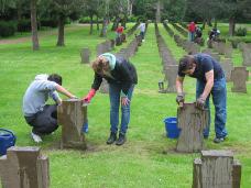 Melanie Gülpen Beim letzen Mal reinigten die Jugendlichen die Kriegsgräber auf dem Mülheimer Friedhof.