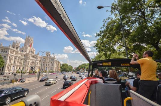 Hop-on/Hop-off-Ticket Madrid Highlights: Erleben Sie eine Stadtrundfahrt im Doppeldeckerbus mit offenem Dach Entdecken Sie das historische und moderne Madrid auf zwei spannenden Routen Sehen Sie den