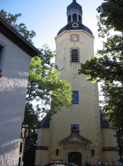 Die Radeburger Kirche Unsere Kirche ist 45 m hoch. Am oberen Teil ist eine kleine Halbkugel angebracht, dort wo am Ende des 2. Weltkrieges eine Granate einschlug.