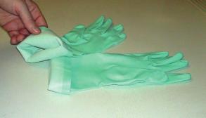 Chemikalienschutzhandschuhe. 2. Handschuhe vor dem Tragen auf Beschädigungen prüfen. 3.