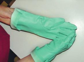 Bei Bedarf nach Ausziehen der Handschuhe eine Handcreme auftragen; der Hautschutzplan muss beachtet werden. 10.