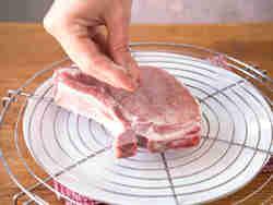 Wenn es schneller gehen soll: Fleisch im Gefrierbeutel in eine Schüssel mit kaltem Wasser legen oder auspacken und mit der Auftaufunktion der Mikrowelle auftauen.