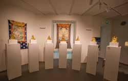Geschichte, Gegenwart und Bedeutung von Buddhas Lehre traten durch die Anordnung der Statuen und Bilder greifbar in den Raum und