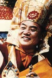 INFORMATION s.h. der 16.karmapa RANGJUNG RIGPE DORJE Seine Heiligkeit der 16. Karmapa Rangjung Rigpe Dorje (1924-1981) verließ Tibet aufgrund der chinesischen Besatzung und ging nach Indien.