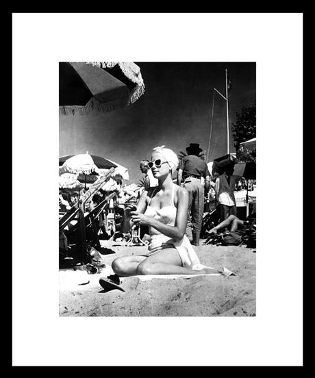 . 3 TANTUS PHOTO GALERIE Startgebot 17 Titel: Grace Kelly am Set von Über den Dächern von Nizza Jahr: Aufnahme 1954 / Print 2016 Größe: 30 x 40 cm (gerahmt im Naturholz-Klavierlackrahmen 50 x 60 cm)