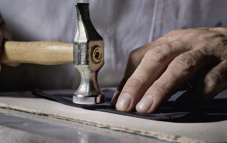 Zeitlose Eleganz geprägt von vollendeter Handwerkskunst Sanfte Hammerstöße machen die Umschläge strapazierfähig und gewährleisten, dass die exquisiten Lederwaren zu Begleitern für das ganze Leben