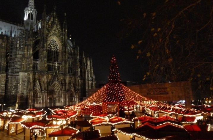 Die KW - Kölner Weihnachtsgesellschaft mbh als Bauherr und Investor unter der Geschäftsführung von Herrn Roland Temme und Frau Monika Flocke (www.koelnerweihnachtsmarkt.